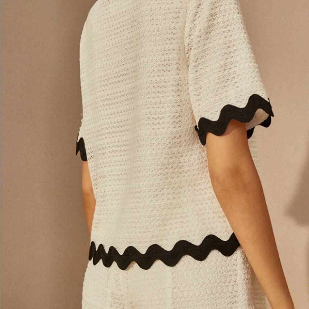 Commense Contrast Trim V-Neck Shorts Set - Picture 4 of 10